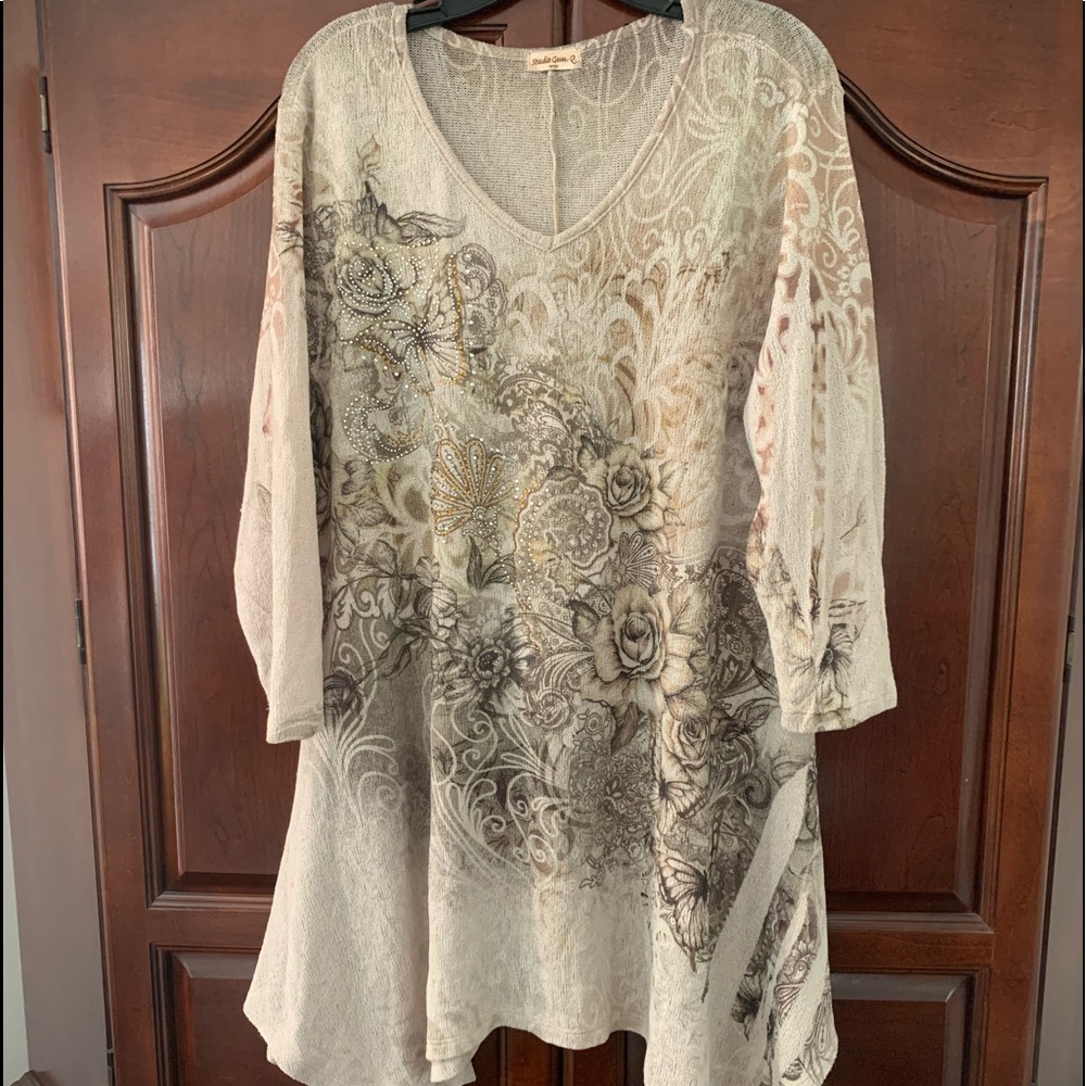 Beautiful embellished shark hem tunic sweater ❤️